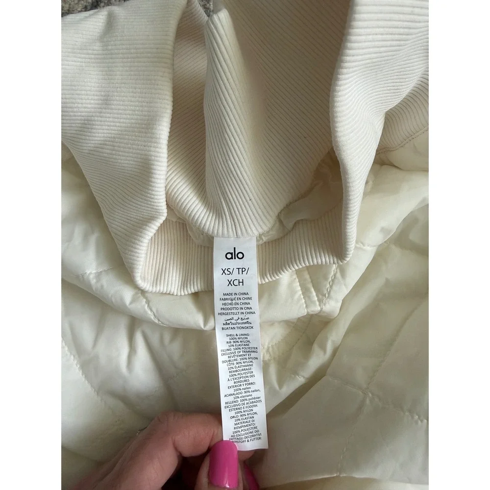 Alo Yoga High-Waist Snowrider Puffer‎ Pants in Ivory Size XS Pristine Condition